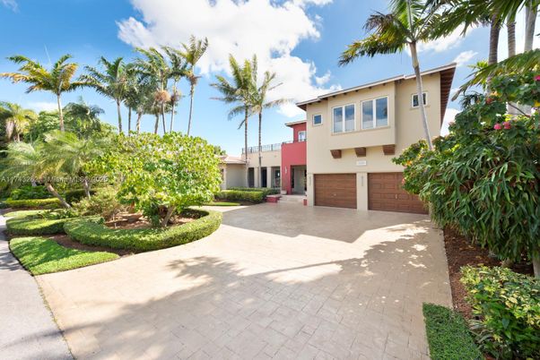 Attached, Exterior, Facade, Raised Ranch