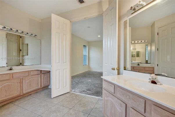 Bathroom, Dual Sink Vanities, Interior, Recessed Lighting