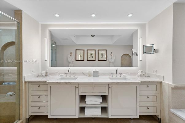 Bathroom, Dual Sink Vanities, Interior, Recessed Lighting