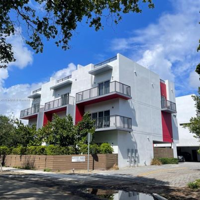 Exterior, Facade, Modern