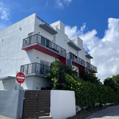 Exterior, Facade, Modern