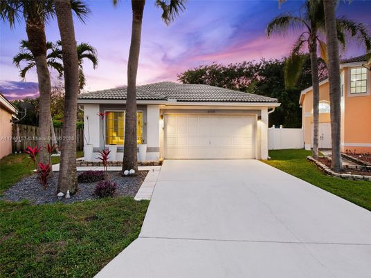 Attached, Exterior, Facade, Mediterranean