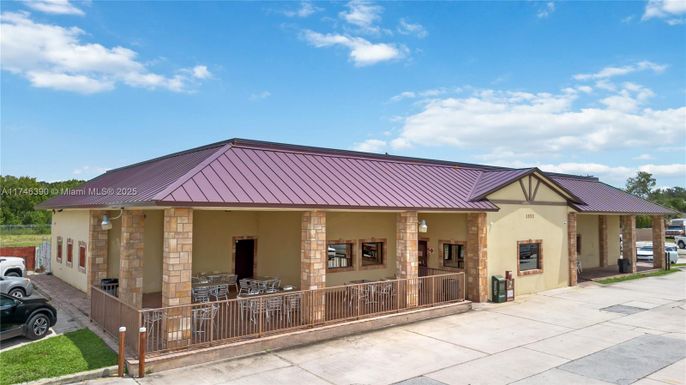 Exterior, Facade, Ranch