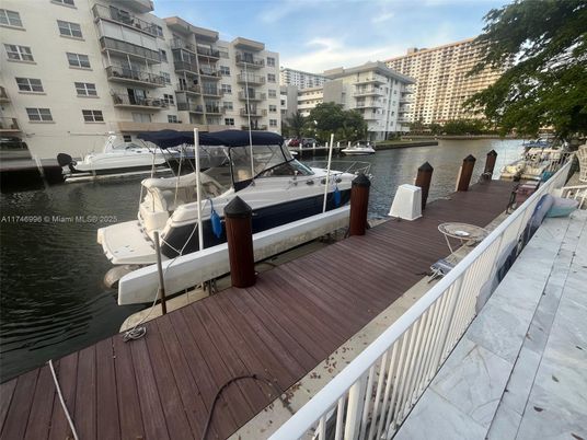 Exterior, Lake
