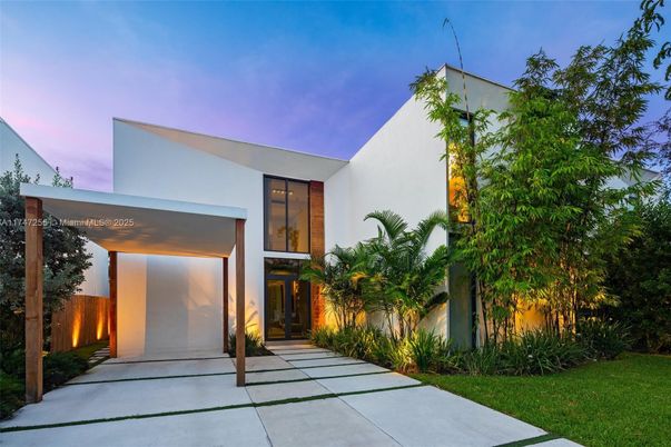 Backyard, Exterior, Facade, Modern