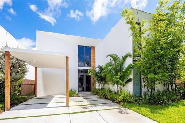 Exterior, Facade, Modern