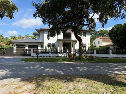 Attached, Exterior, Facade, Mediterranean
