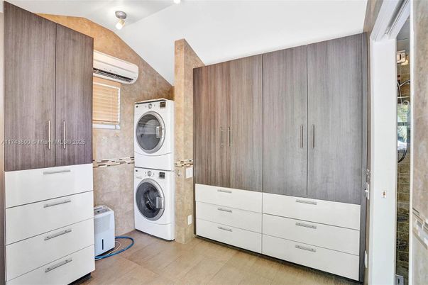 Interior, Utility Closets, Washer, Wood Texture Flooring