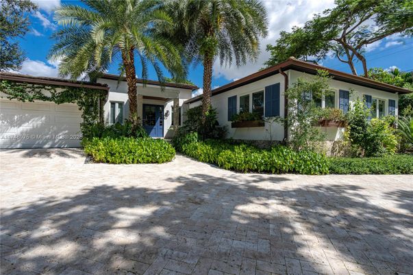 Attached, Exterior, Facade, Ranch