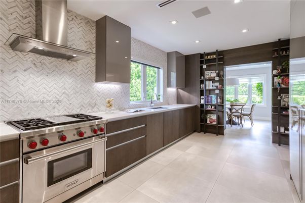Dining room, Interior, Kitchen, Recessed Lighting, Stainless Steel Appliances