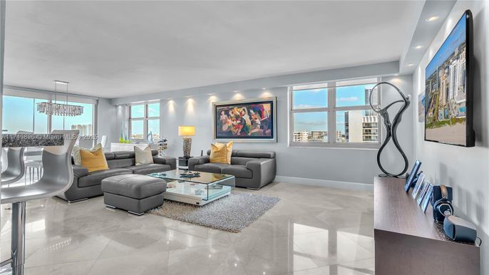 Interior, Living room, Pendant Lights, Recessed Lighting