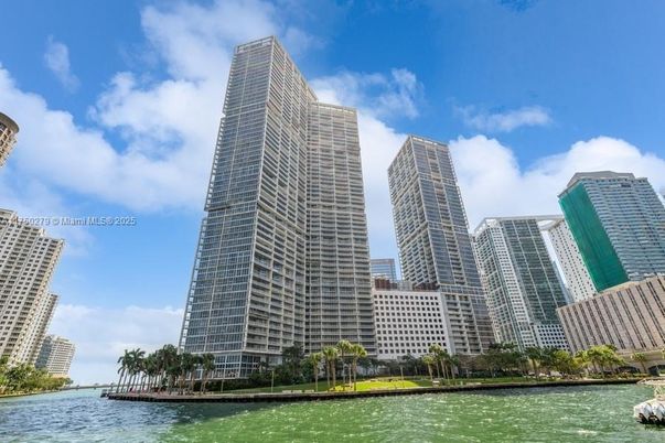 Exterior, Facade, Lake, Highrise