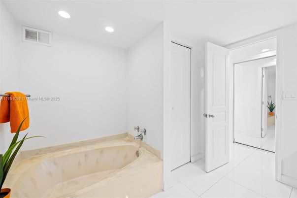 Bathroom, Interior, Recessed Lighting