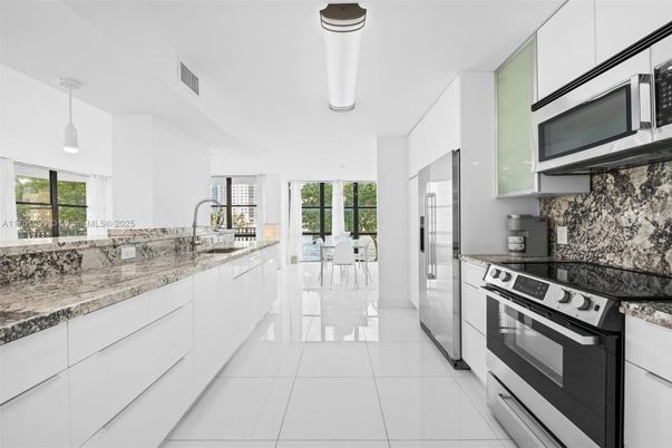 Dining room, Interior, Kitchen, Pendant Lights, Stainless Steel Appliances
