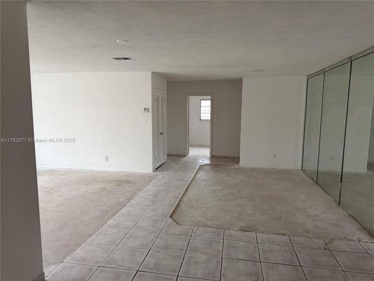 Empty room, Interior