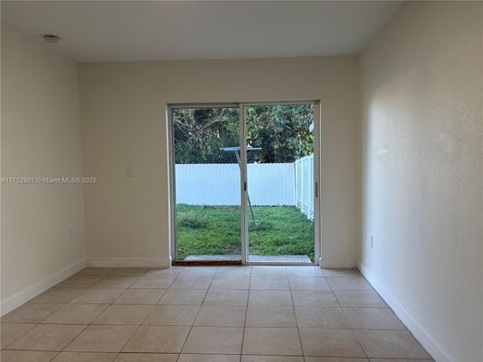 Empty room, Interior