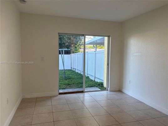 Empty room, Interior