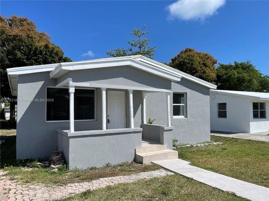 Exterior, Facade, Ranch