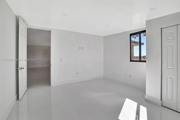 Empty room, Interior