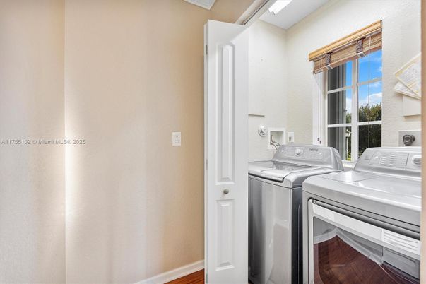 Interior, Washer, Wood Texture Flooring