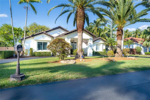 Exterior, Facade, Ranch