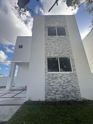 Exterior, Facade, Modern