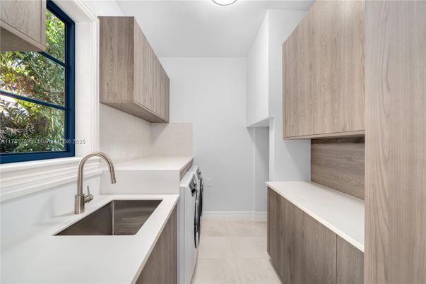 Interior, Kitchen, Recessed Lighting, Washer