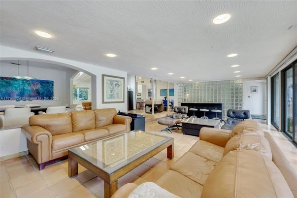 Dining room, Interior, Living room, Pendant Lights, Recessed Lighting