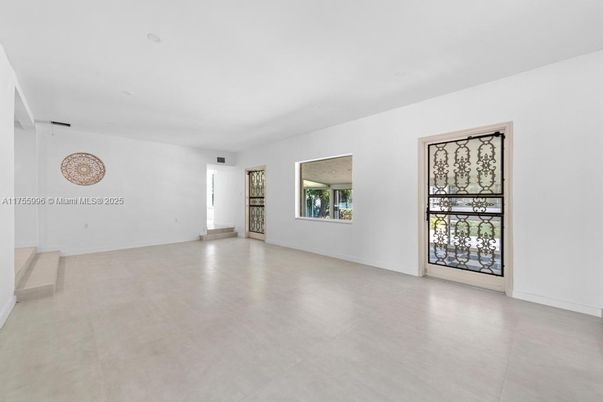 Empty room, Interior
