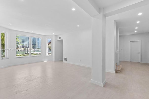 Empty room, Interior, Recessed Lighting