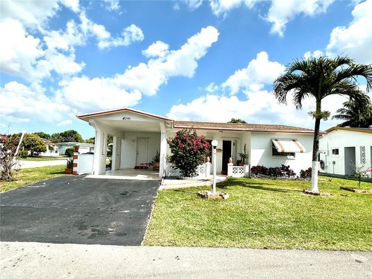 Backyard, Exterior, Facade, Ranch