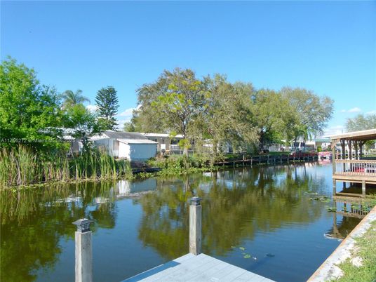 Exterior, Lake