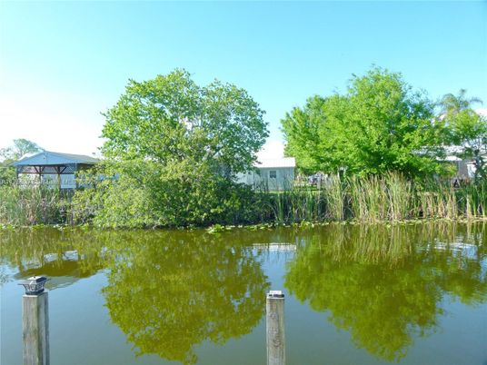 Exterior, Lake