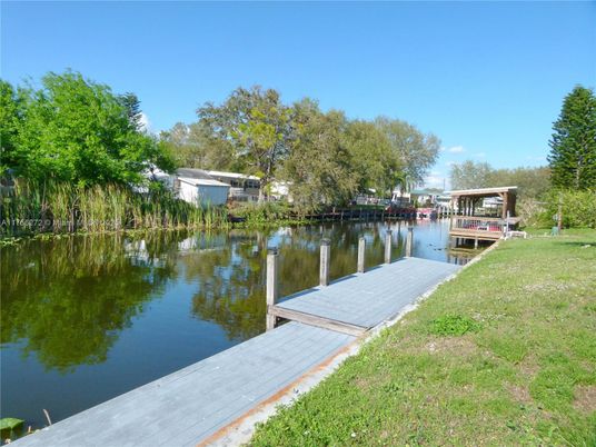 Exterior, Lake