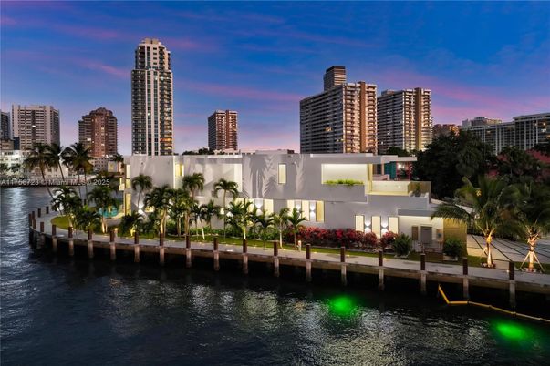 Exterior, Lake