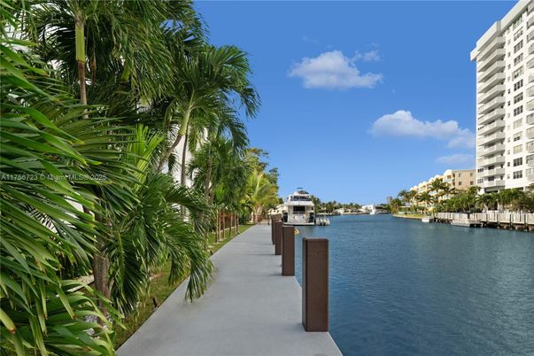 Exterior, Lake