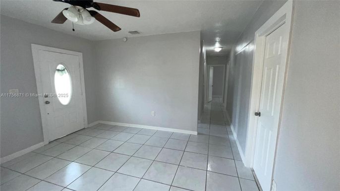 Empty room, Interior