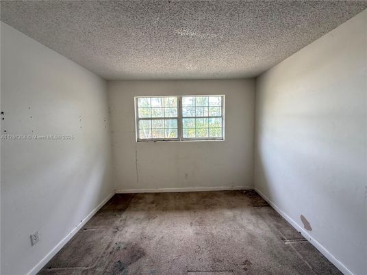 Empty room, Interior