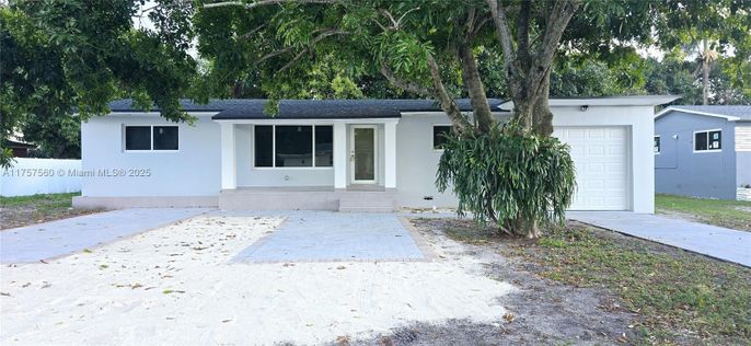 Attached, Exterior, Facade, Ranch