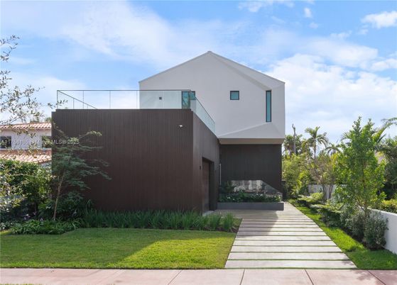 Exterior, Facade, Modern