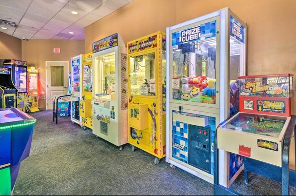Game Room, Interior, Recessed Lighting
