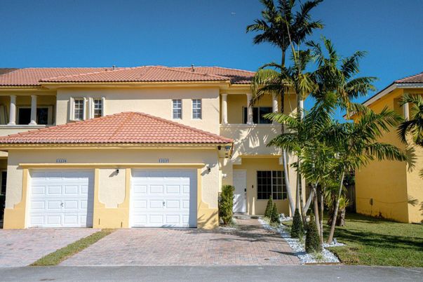 Attached, Exterior, Facade, Mediterranean