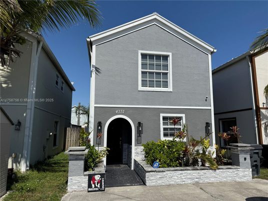 Exterior, Facade, Mediterranean