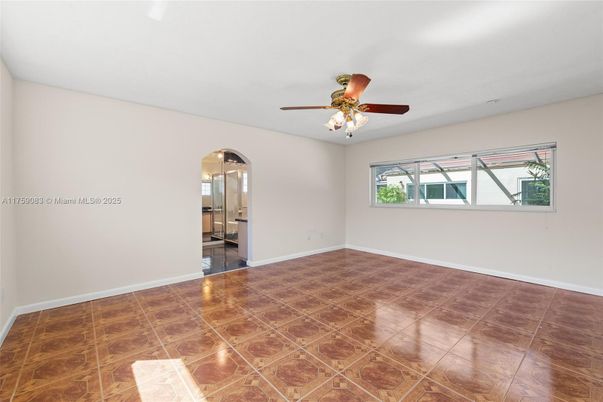Empty room, Interior