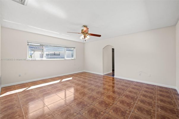 Empty room, Interior