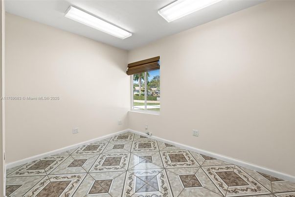 Empty room, Interior