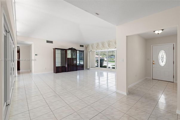 Empty room, Interior