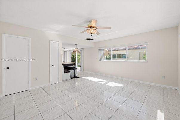 Empty room, Interior