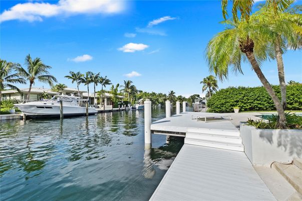 Exterior, Lake