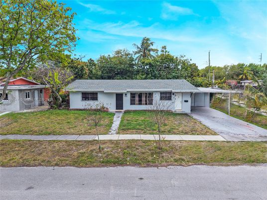 Backyard, Exterior, Facade, Ranch